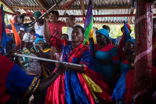 Creyentes participan en una ceremonia gagá en Batey Consuelo, en el este de la República Dominicana.