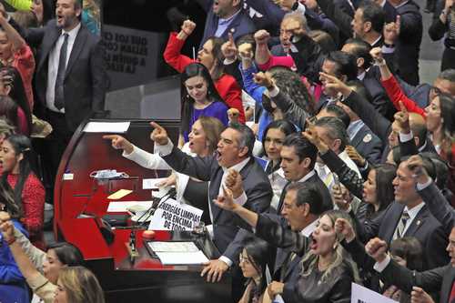  La bancada del PRI, durante el desarrollo de la sesión ayer en San Lázaro. Foto Luis Castillo