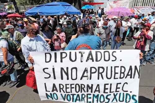 Simpatizantes de Morena se apostaron frente a San Lázaro para exigir el aval al proyecto eléctrico.
