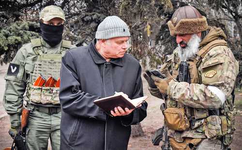 Konstantin Ivashchenko (al centro), ex director ejecutivo de la planta de Azovstal y recién nombrado alcalde prorruso de Mariupol, hace anotaciones, flanqueado por sus guardaespaldas, en Mariupol. La imagen fue captada hace unos días.