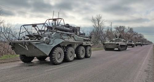 Un convoy militar ruso transita por una carretera en una zona bajo control de fuerzas separatistas prorrusas cerca de Mariupol, estratégico puerto en el Mar de Azov.