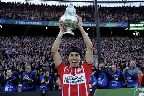 Erick Gutiérrez marcó la anotación que inició el camino de la remontada y la coronación del PSV en la Copa de Holanda. Se convirtió en el tercer futbolista mexicano en lograr este título, una vez que los granjeros vencieron 2-1 al Ajax de Edson Álvarez, en Róterdam. En otros torneos, Francisco Maza Rodríguez y Edson ya habían levantado el premio. El seleccionado tricolor anotó de cabeza el tanto de la igualada al 48’, pero dos minutos después, los de Eindhoven pusieron el gol que a la postre les dio el campeonato. Gutiérrez y Álvarez fueron titulares. El primero jugó el partido completo y el segundo salió de cambio al 72’.