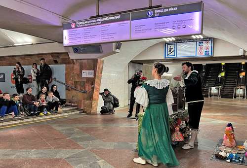 Durante la función en la estación del metro de la ciudad.