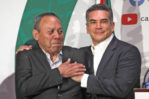 Los líderes del PRD, Jesús Zambrano, y del PRI, Alejandro Moreno, ayer durante la sesión en San Lázaro en la que luego se avaló la reforma a la ley minera.