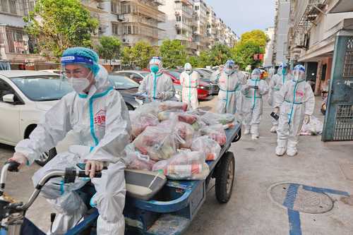  Gobierno chino entrega alimentos a residentes bajo restricciones en Nantong. Foto Afp