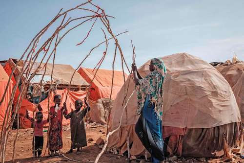 Las crisis alimentarias son malas para todos, pero son devastadoras para los más pobres y vulnerables, puntualizan en el Banco Mundial. La imagen fue tomada en una localidad de Baidoa, Somalia.