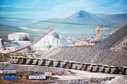 En imagen de archivo, camiones de carga con capacidad hasta de 300 toneladas en la mina a cielo abierto Peñasquito, propiedad de la estadunidense Newmont, en el municipio de Mazapil, Zacatecas.