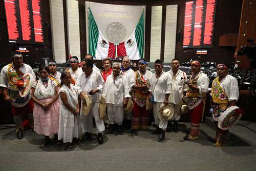 Voladores de Papantla visitaron la Cámara de Diputados con motivo del encuentro cultural “Veracruz en San Lázaro, esplendor del Golfo de México”. Las muestras pictóricas, artesanales y gastronómicas estarán vigentes hasta el 21 de abril.