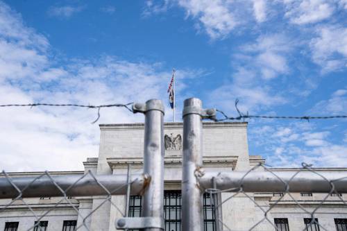 Edificio de la Fed en Washington. El organismo anticipa un alza de tasas hasta de 0.7% puntos porcentuales.