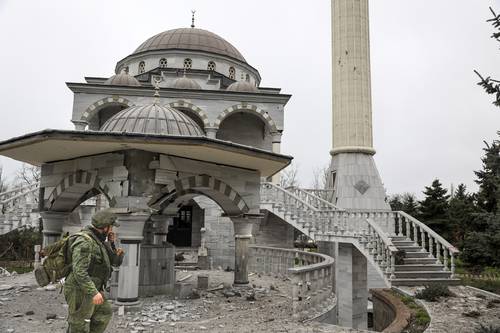 Un miembro de las fuerzas de Donietsk observa los daños a una mezquita en Mariupol.