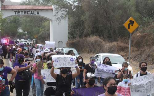 Cientos de mujeres marcharon ayer para exigir a las autoridades de Morelos el cese de la violencia contra las féminas de la entidad. El contingente recorrió más de 15 kilómetros, salió de la localidad de Miacatlán y concluyó en Coatlán del Río.
