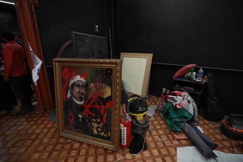  Oficina de la presidencia de la CNDH, donde se aprecia una pintura de Morelos vandalizada. Foto Alfredo Domínguez