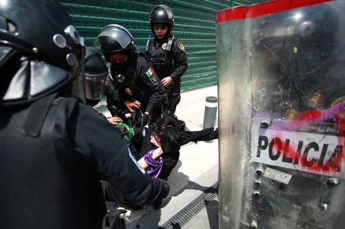  Ayer, en una marcha para exigir la libertad de las detenidas en el desalojo del edificio de la CNDH, algunas manifestantes se enfrentaron con policías. Foto Alfredo Domínguez