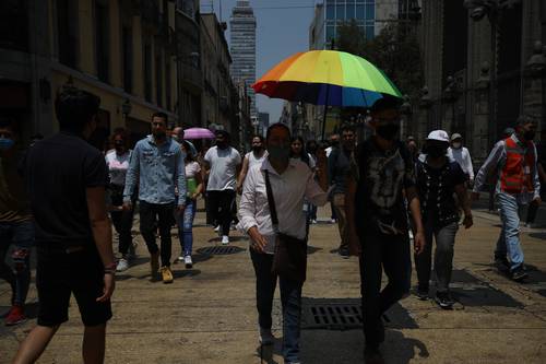 Ante el intenso calor de ayer, los capitalinos recurrieron a paraguas para protegerse de los rayos del sol. Las autoridades pronostican para hoy temperaturas de 28 a 30 grados y aconsejan usar bloqueador solar, vestir ropa de colores claros y gorra.