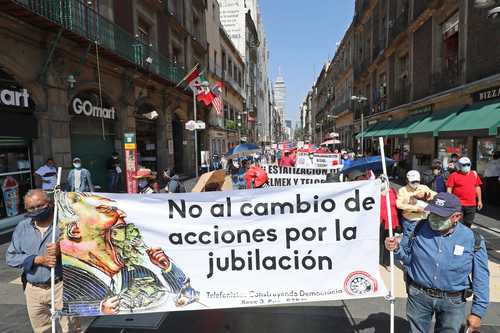 v Integrantes de la corriente disidente Telefonistas Construyendo Democracia, del STRM, marcharon sobre la calle Madero a Palacio Nacional.