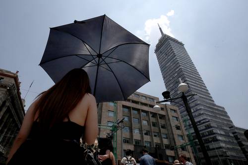 El Acuerdo de Escazú es una herramienta para intensificar la acción contra el cambio climático en América Latina. En la imagen, una dama se protege del sol en la capital de la República, ayer.