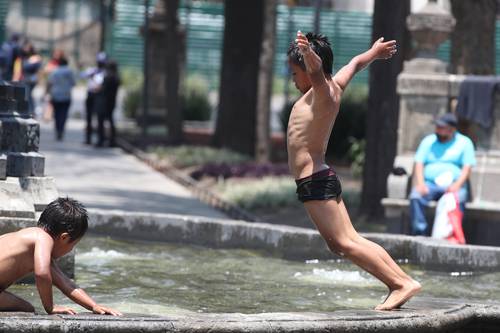 Algunos pequeños se refrescaron en las fuentes de la Alameda Central para mitigar los 29 grados de ayer, antes de que el próximo lunes regresen a clases.