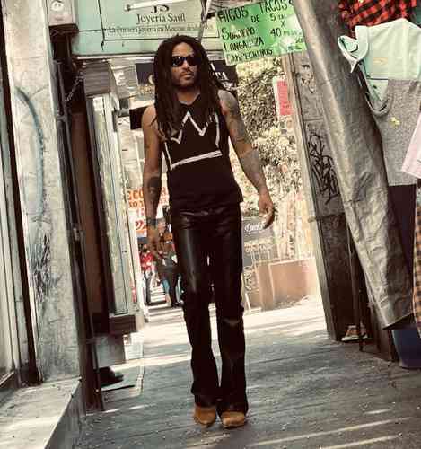 El músico estadunidense Lenny Kravitz fue visto paseando por calles de Mixcoac, en el sur de la capital.