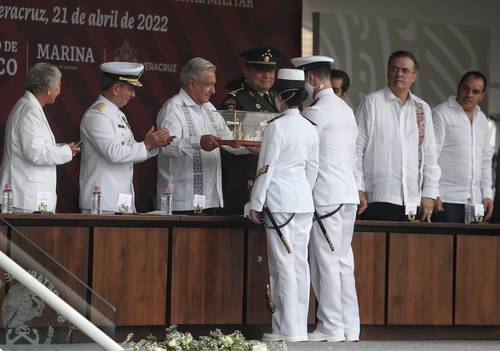 En la ceremonia, los estudiantes más sobresalientes de la Heroica Escuela Naval Militar recibieron de manos del Presidente el espadín que simboliza el principio de formación del don de mando.