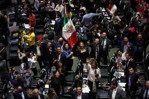 Vista de la discusión entre los partidos sobre el dictamen de la reforma energética, el domingo pasado en San Lázaro.