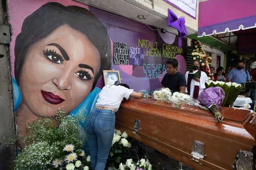 Funeral de Natali Carmona, desaparecida hace más de tres años y cuyo cuerpo fue encontrado por su familia y grupos de búsqueda en una fosa clandestina en Puebla, a unos pasos de donde en 2019 fue encontrado el de su pareja.