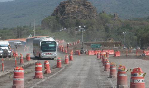 Cerca de 5 mil habitantes de las colonias El Tesoro, Huachinantitla, Tecuezcontitla, Casahuatla y del barrio de San Sebastián, ubicados en el municipio de Tepoztlán, Morelos, padecen falta de agua y de infraestructura vial a raíz de que la empresa Vise dejó a medio construir la ampliación de la autopista La Pera-Cuautla, por la cual cortaron tuberías, lo que impide el suministro del líquido a la población.