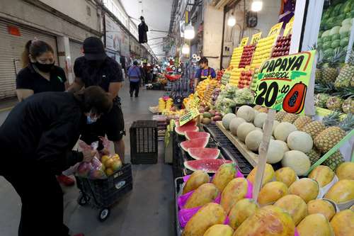 Según el Inegi, el índice de precios de la canasta de consumo mínimo registra un alza anual de 8.29 por ciento. Imagen de la Central de Abasto capitalina.