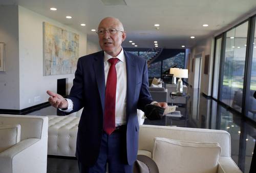 Ken Salazar se ha convertido en cabildero de trasnacionales de su país.