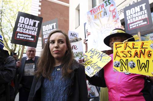 La defensa del periodista Assange busca una audiencia con funcionarios británicos para detener la orden que mandaría a su cliente ante la justicia de Estados Unidos. En la imagen, Stella Morris, esposa del acusado al salir de la Corte el pasado miércoles.