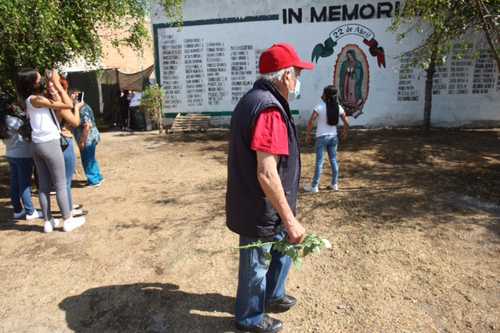 Vecinos y familiares de los fallecidos el 22 de abril de 1992 por las explosiones de gas en Guadalajara, Jalisco, instalaron un mural en la calle de Gante.