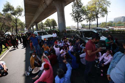 Trabajadores sindicalizados de la UNAM protestaron por la falta de vales por el Día del Niño y de la Madre que se les otorgaban en esta fecha. El cierre de la vialidad colapsó el tránsito vehicular a la altura de Perisur.