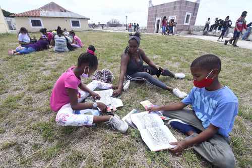Niños observan libros en la Fortaleza de San Carlos de la Cabaña durante la edición 30 de la feria. El encuentro atrae a miles de cubanos ávidos de adquirir nuevos títulos o de pasar un rato de esparcimiento al aire libre.