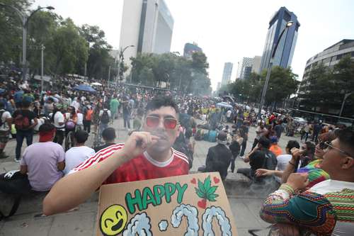 Miles de personas se reunieron el pasado miércoles ante el Senado para exigir que se regule el consumo lúdico de la mariguana.