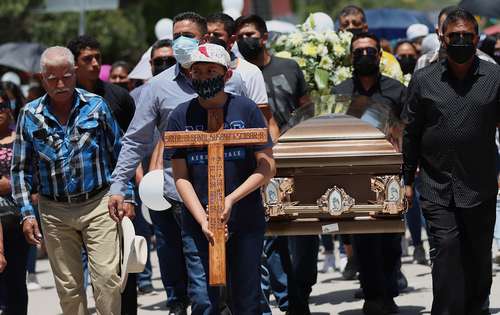 El padre de Debanhi Escobar (derecha), así como familiares y amigos, se dirigen al cementerio Ejido Laguna de Labradores, en Galeana, Nuevo León, para despedir a la joven que fue hallada muerta el jueves.