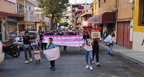 Activistas de organizaciones feministas marcharon este sábado por calles de Chilpancingo, Guerrero, para exigir justicia por los recientes homicidios de mujeres en el país, así como la aparición con vida de las ausentes.