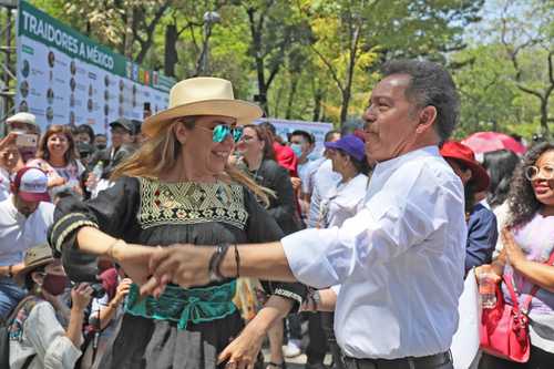 El coordinador de la bancada de ese partido en la Cámara de Diputados, Ignacio Mier, bailó durante el acto efectuado en la Alameda de la Ciudad de México para señalar a los legisladores que votaron en contra de la iniciativa hace una semana.
