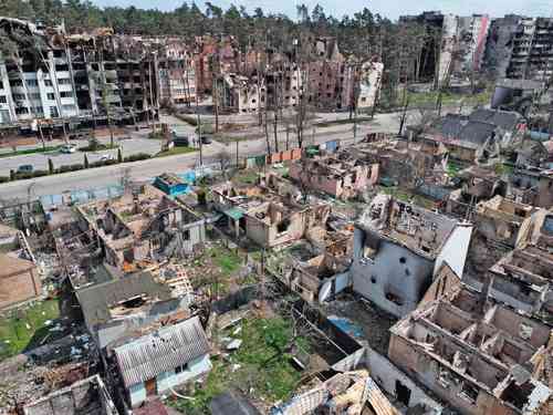 Imagen de ayer en una zona residencial de Irpin, al noroeste de Kiev, destruida por los ataques rusos sobre Ucrania.