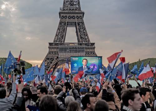 Seguidores del presidente francés, Emmanuel Macron, acompañaron el discurso de la victoria del gobernante, ayer en París.