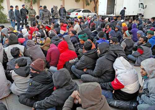 Un grupo de 542 migrantes fue interceptado y arrestado ayer por las autoridades libias cerca de una playa de Misrata, a unos 200 kiló-metros de la capital, Trípoli, cuando se preparaban para viajar hacia Europa en lanchas neumáticas, informaron fuentes de seguridad. Agregaron que los indocumentados fueron trasladados a un centro de detención cercano a Trípoli, donde