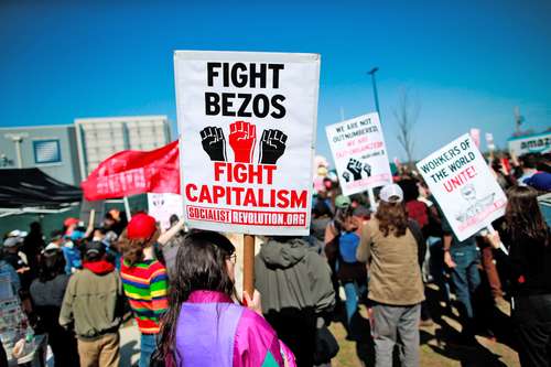 Manifestación ayer afuera del edificio de Amazon, compañía fundada por el multimillonario Jeff Bezos, en Staten Island, Nueva York.
