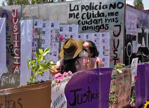Integrantes de colectivos feministas se manifestaron ayer en Toluca, frente al palacio de gobierno del estado de México, donde pegaron fichas de búsqueda de mujeres desaparecidas en la entidad, como parte de la jornada nacional de protestas por la violencia de género.