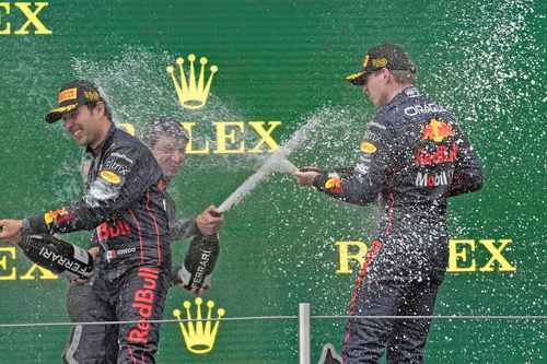 En la imagen, Max Verstappen (a la derecha) con Checo Pérez, primero y segundo lugar de la justa, respectivamente, celebran en el podio. Lando Norris aparece detrás del mexicano.