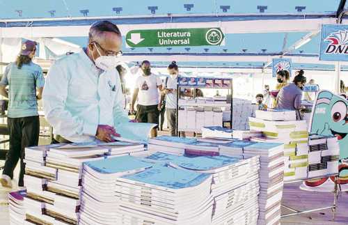 El director del sello mexicano estima que se donarán unas mil obras a proyectos universitarios y de lectura, o a bibliotecas que los necesiten.