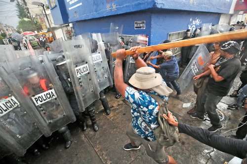 BLOQUEO TRIQUI EN CIRCUITO INTERIOR. Integrantes de esa etnia fueron removidos primero de Eje Central y después de Río Consulado, a un albergue al que los llevaron en la CDMX.