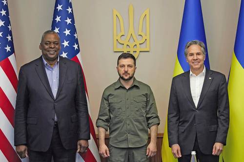 El presidente ucranio, Volodymir Zelensky, flanqueado por Lloyd Austin, secretario estadunidense de Defensa (a la izquierda) y el jefe de la diplomacia de Washington, Antony Blinken, el domingo, en una visita relámpago a Kiev.