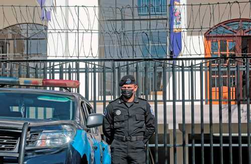 Un miembro de las Fuerzas Especiales de Nicaragua hace guardia frente a la sede de la Organización de los Estados Americanos (OEA) en Managua. El organismo afirmó ayer que Nicaragua sigue siendo Estado miembro y por tanto no tiene derecho a 