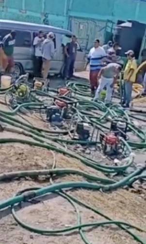 Presuntos delincuentes extraen agua ilegalmente de la red de distribución en un predio de la colonia México Prehispánico, a un costado del Circuito Exterior Mexiquense, en el municipio de Ecatepec. La imagen es una captura de pantalla de un video proporcionado por el diputado Daniel Sibaja