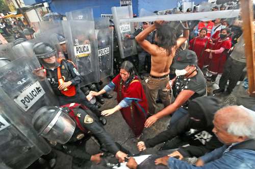 Chocan policías y triquis que fueron retirados ayer de la avenida Juárez