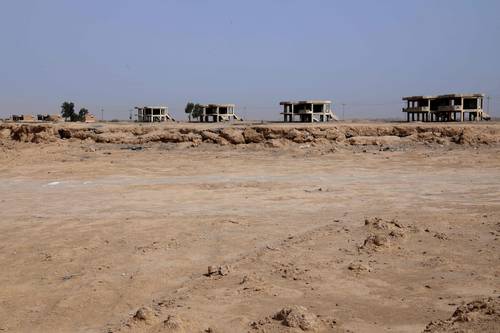 Hoteles e instalaciones turísticas abandonadas en el lago Sawa, ahora seco, en la provin-cia de Al-Muthanna, al sur de Irak. El lago se fue secando desde 2014 debido al “cambio climático y el aumento de las tem-peraturas”, dijo Youssef Jabbar, jefe del departamento ambiental de la citada provincia.