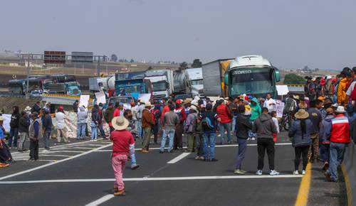 Chocan vecinos de Temoaya y autoridades por manantiales